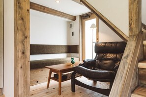 1 kamar tidur, minibar gratis, brankas, dan didekorasi berbeda-beda