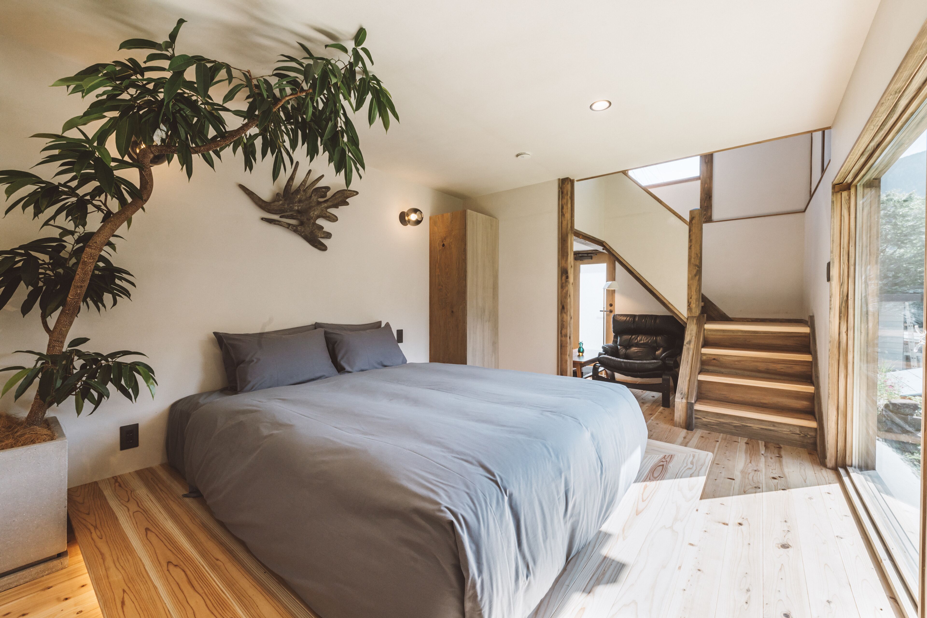 1 kamar tidur, minibar gratis, brankas, dan didekorasi berbeda-beda