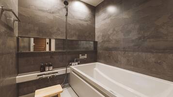 Superior-Villa | Badezimmer | Duschwanne, kostenlose Toilettenartikel, Haartrockner, Hausschuhe