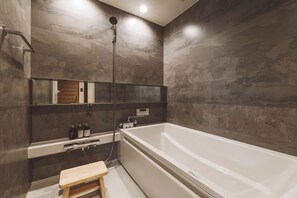 Superior Villa | Bathroom | Combined shower/bathtub, free toiletries, hair dryer, slippers - NIPPONIA Kosuge Village CLIFF SIDE VILLA (Kosuge)