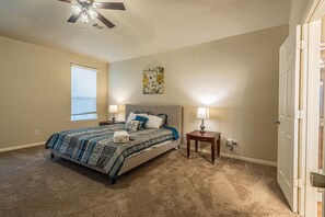 4 bedrooms, desk, iron/ironing board, free WiFi - New Beautiful 4/BR Vacation Home (Katy)