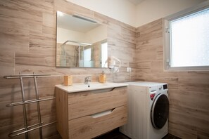 Dusche, Haartrockner, Bidet