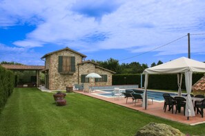 A stone house with a swimming pool, outdoor seating, and a tent. - 8 people villa with private pool and garden, situated near Castiglione del Lago. One of the ground f (Castiglione del Lago)