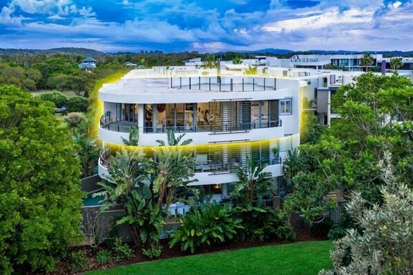 Exterior - Unit 118 Luxury Beachfront Penthouse - Cotton Beach (Casuarina)