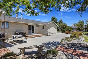 A residential property with a covered patio, outdoor seating, and a well-maintained garden. - Newly Renovated, Modern Sleeps 21, Newly added AC/Heating units in each bedroom. (Burley)
