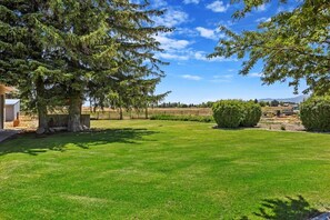 Property grounds - Newly Renovated, Modern Sleeps 21, Newly added AC/Heating units in each bedroom. (Burley)