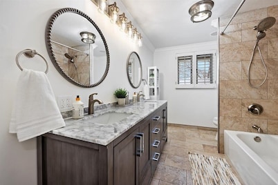 Newly Renovated, Modern Sleeps 21, Newly added AC/Heating units in each bedroom.