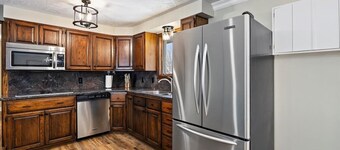 Newly Renovated, Modern Sleeps 21, Newly added AC/Heating units in each bedroom.