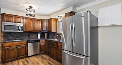Newly Renovated, Modern Sleeps 21, Newly added AC/Heating units in each bedroom.
