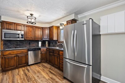 Newly Renovated, Modern Sleeps 21, Newly added AC/Heating units in each bedroom.