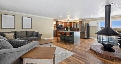 Newly Renovated, Modern Sleeps 21, Newly added AC/Heating units in each bedroom.