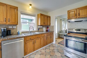 Fridge, microwave, stovetop, dishwasher - Charming Tacoma Vacation Home w/ Fenced Yard (Tacoma)