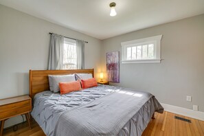 2 bedrooms, desk, WiFi, bed sheets - Charming Tacoma Vacation Home w/ Fenced Yard (Tacoma)