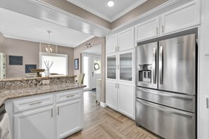 冷蔵庫、電子レンジ、オーブン、コンロ