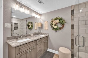 Ensemble douche/baignoire, sèche-cheveux, serviettes fournies, savon