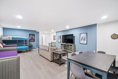 Unique heated pool & spa outdoor kitchen, game room near DFW  sleeps 10-12
