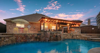 Unique heated pool & spa outdoor kitchen, game room near DFW sleeps 10-12
