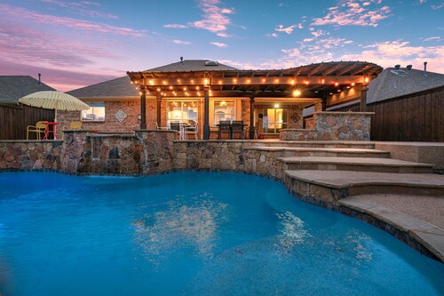 Unique heated pool & spa outdoor kitchen, game room near DFW  sleeps 10-12