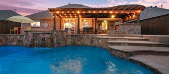 Unique heated pool & spa outdoor kitchen, game room near DFW  sleeps 10-12