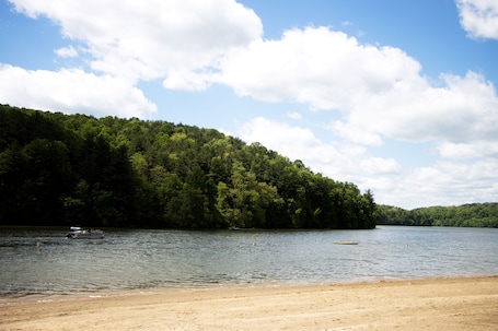 Beach. 1800's Patriot House Tappan Lake Deersville wifi, private yard