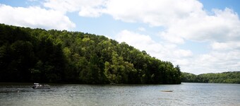 1800's Patriot House Tappan Lake Deersville wifi, private yard