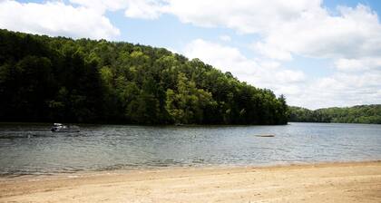 1800's Patriot House Tappan Lake Deersville wifi, private yard