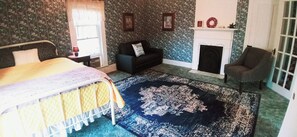 2 habitaciones, escritorio, tabla de planchar con plancha y wifi gratis 