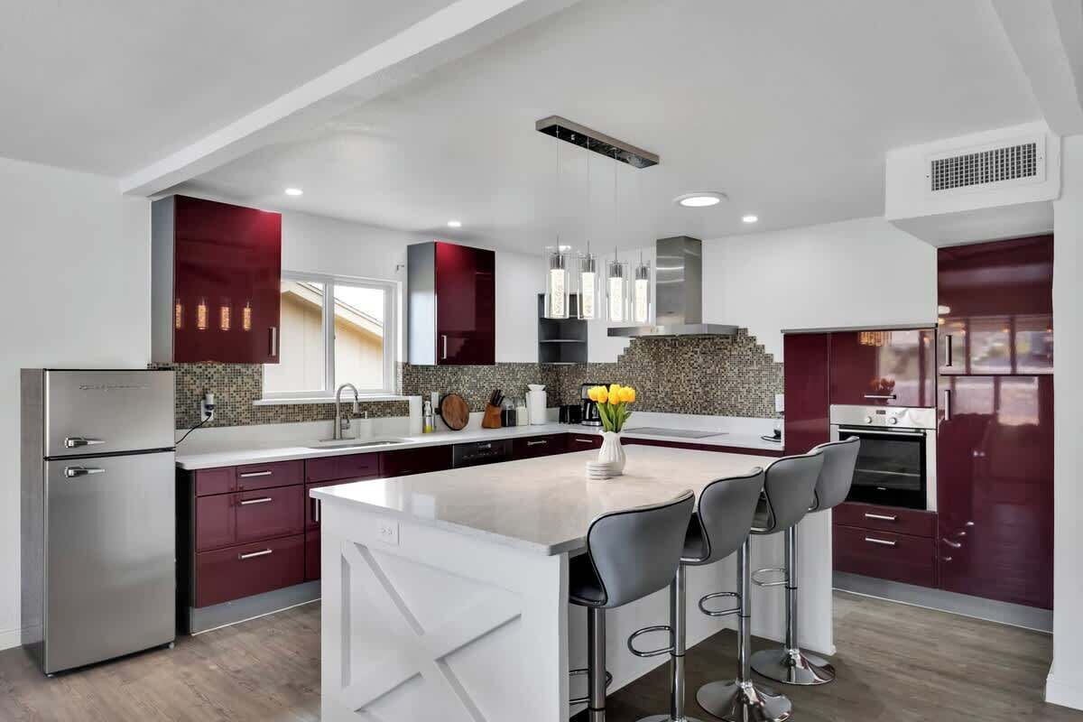 Kjøleskap, mikrobølgeovn, ovn og kokeplater