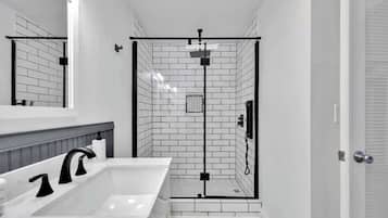 Dusche, kostenlose Toilettenartikel