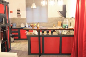 Frigorifero, microonde, forno, piano cottura