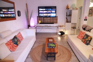 スマートテレビ、DVD プレーヤー、書庫、ステレオ