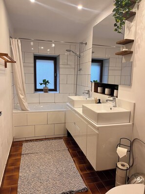 Hiustenkuivaaja, pyyhkeet, saippua, sampoo