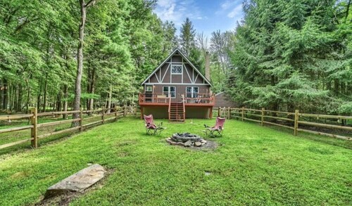 Charming Colville Cottage with King Bed/Deck/Pet Friendly! 