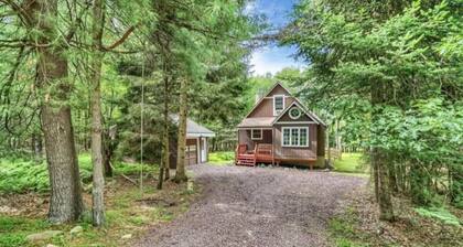 Charming Colville Cottage with King Bed/Deck/Pet Friendly!