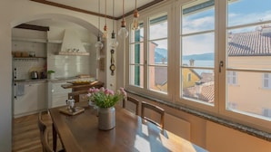 Eine Küche mit Essbereich, großen Fenstern und Blick auf die Stadt.