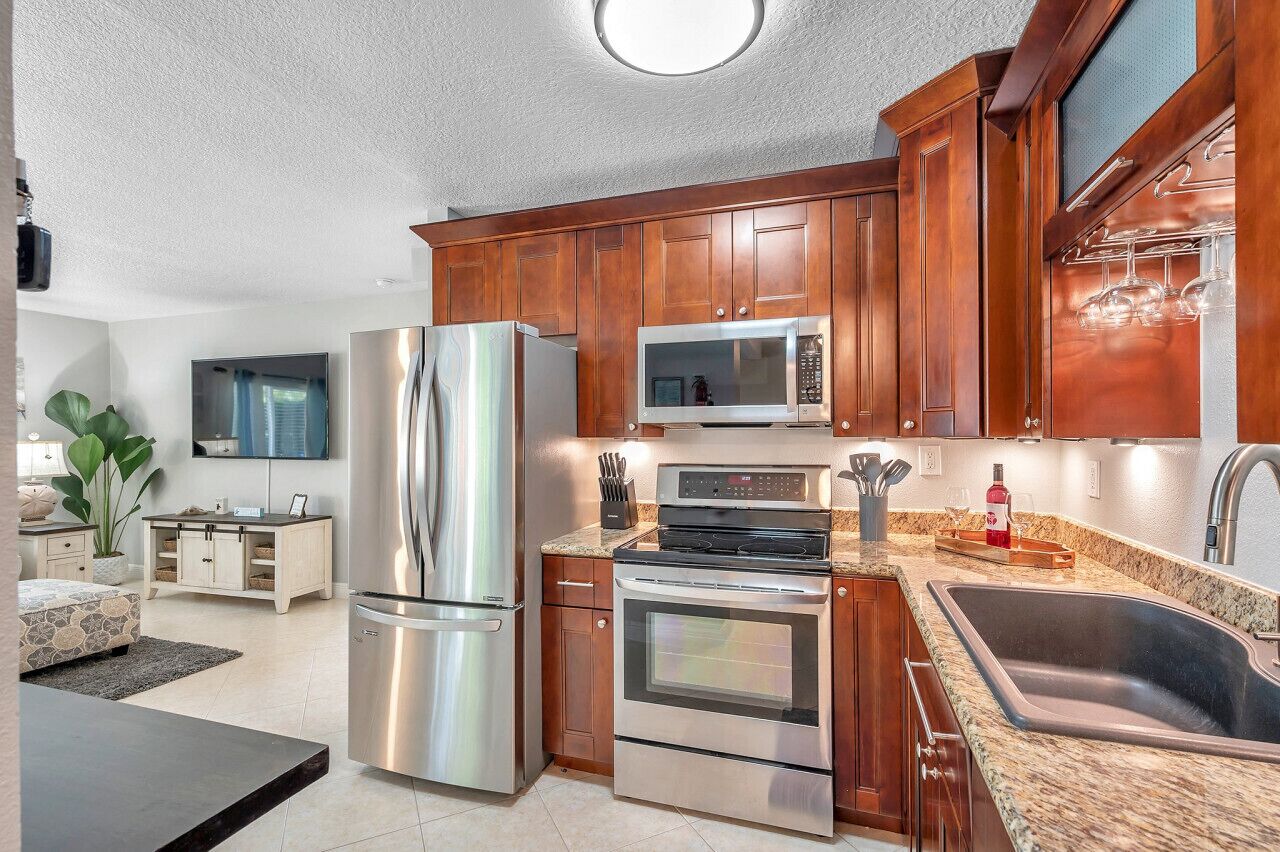 Fridge, microwave, oven, coffee/tea maker