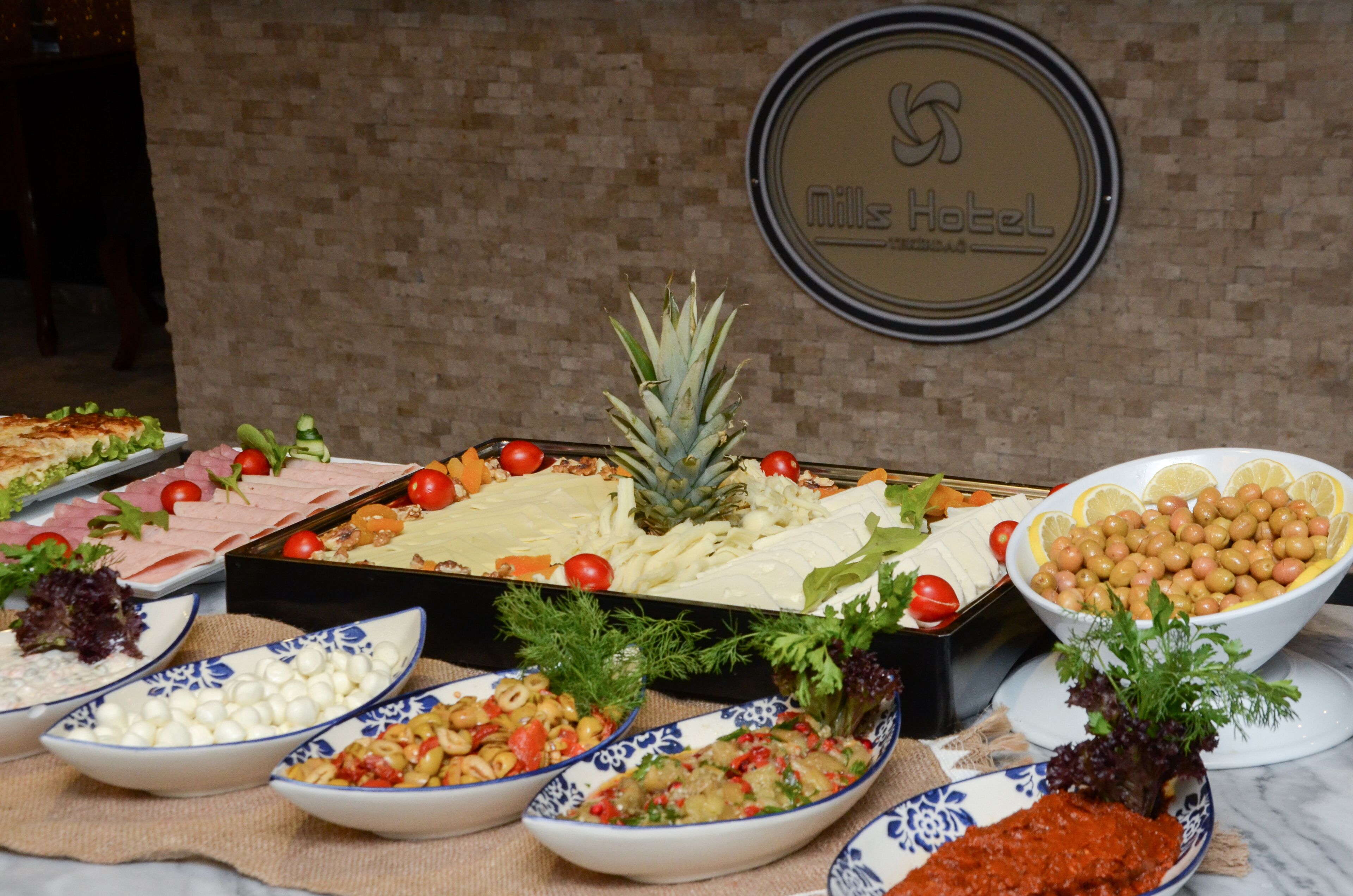 Ein reichhaltiges Buffet mit verschiedenen Speisen und Beilagen.