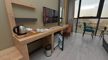 Habitación Deluxe | Ropa de cama de alta calidad y minibar