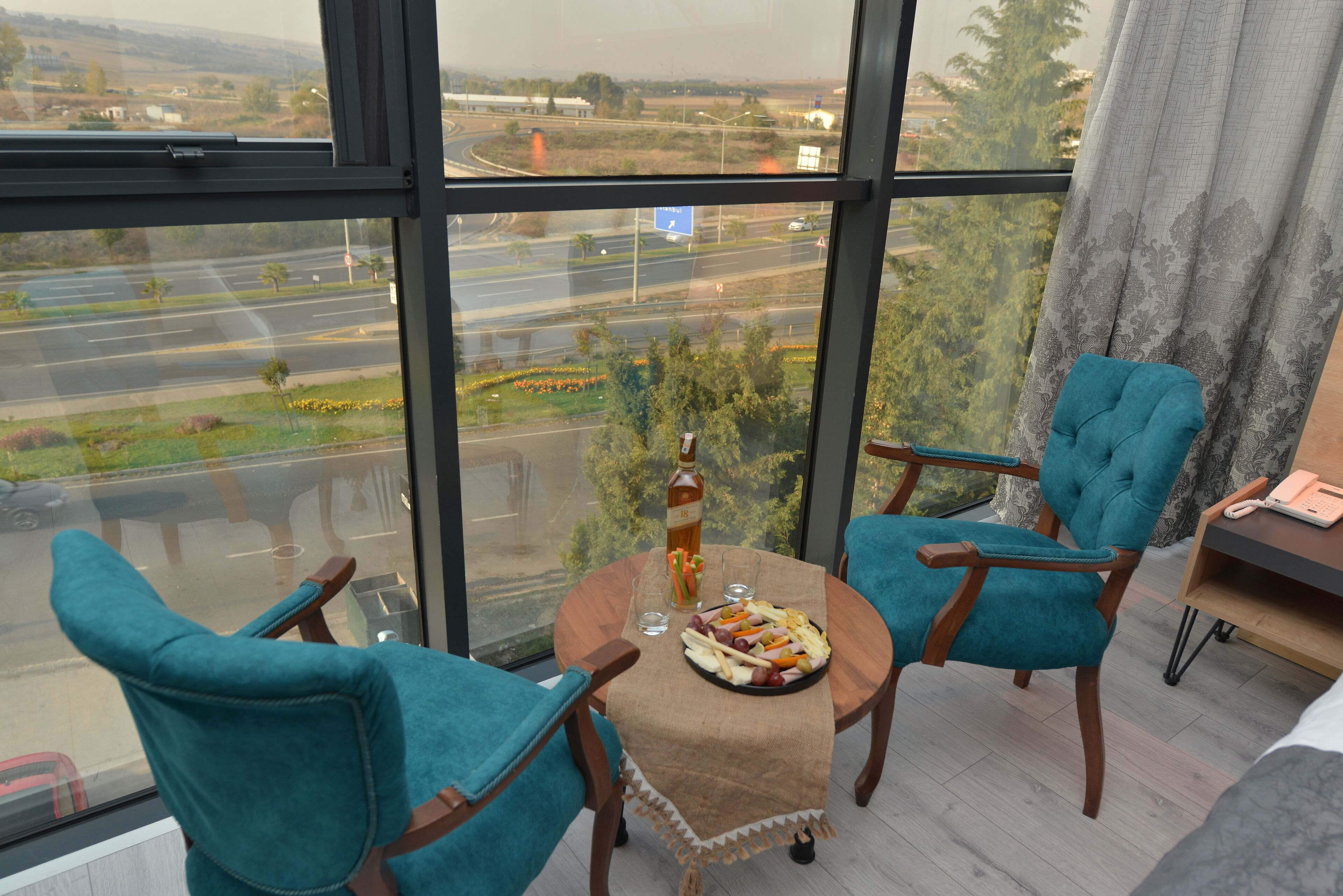 Habitación Deluxe | Ropa de cama de alta calidad, minibar, caja fuerte y escritorio