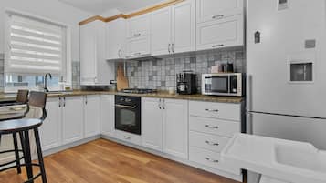 Family Apartment | Private kitchen | Full-sized fridge, microwave, oven, stovetop