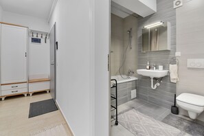 Departamento familiar | Baño | Tina, amenidades de baño gratuitas, secadora de cabello, toallas 