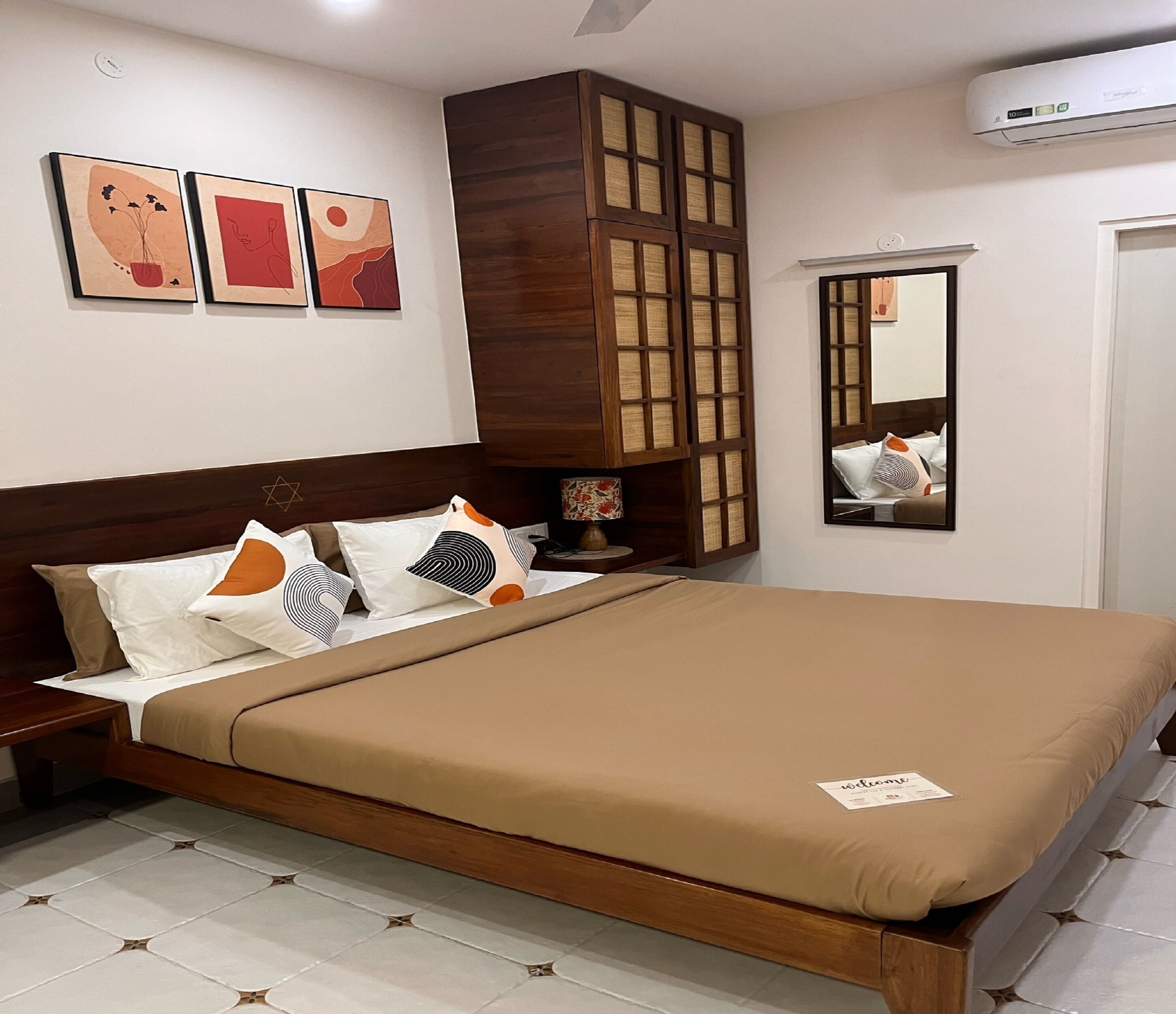 Egyptian cotton sheets, premium bedding, desk, free WiFi