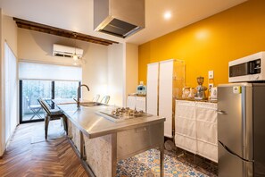 Basic House | In-room dining