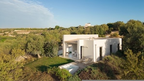 A modern house with a patio, outdoor seating, and a hot tub. - Villa Pettegola in Noto (Noto)