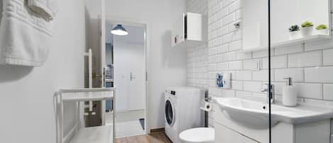 Appartement Confort | Salle de bain | Séchoir à cheveux, serviettes fournies