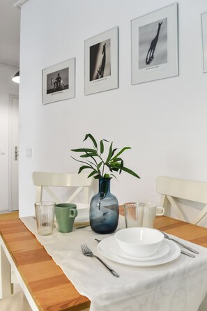Comfort Apartment | Makan dalam bilik