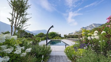 Außenpool (je nach Saison geöffnet), Sonnenschirme, Liegestühle