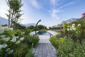 Alberca al aire libre por temporada y sombrillas en la alberca 