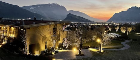 Fassade der Unterkunft – Abend/Nacht