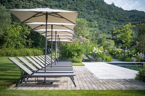 Piscina externa sazonal, guarda-sóis, espreguiçadeiras